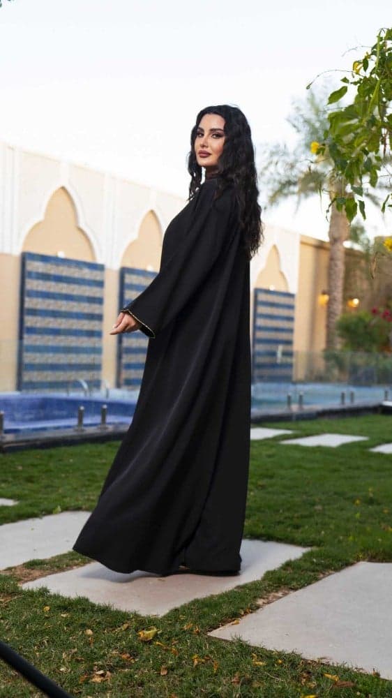 جلابية اسود مزينة بريش ناعم