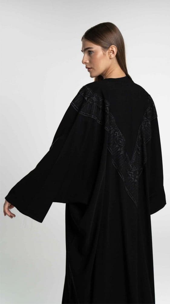 عباية سوداء بتطريز مثلث