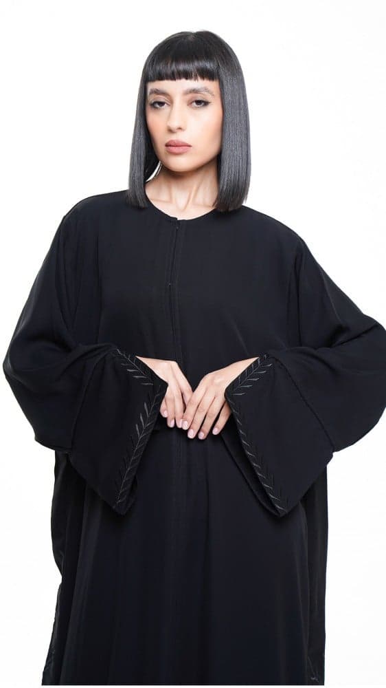 عباية مطرزة باكمام مفتوحة