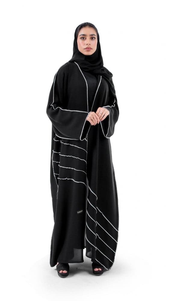 عباية سوداء فخمة بخطوط بيضاء