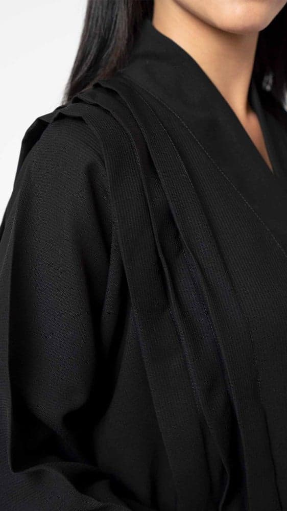 عباية تربل كلوش بصفطات على الكتف