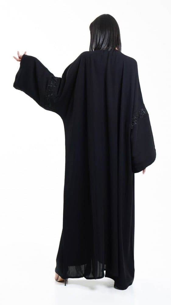 عباية بتطريز اسود من منتصف الاكمام