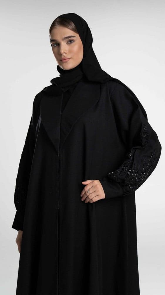 عباية سوداء بياقة وبأكمام مطرزة بشك
