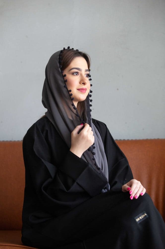 طرحه رمادي بكلفة أسود