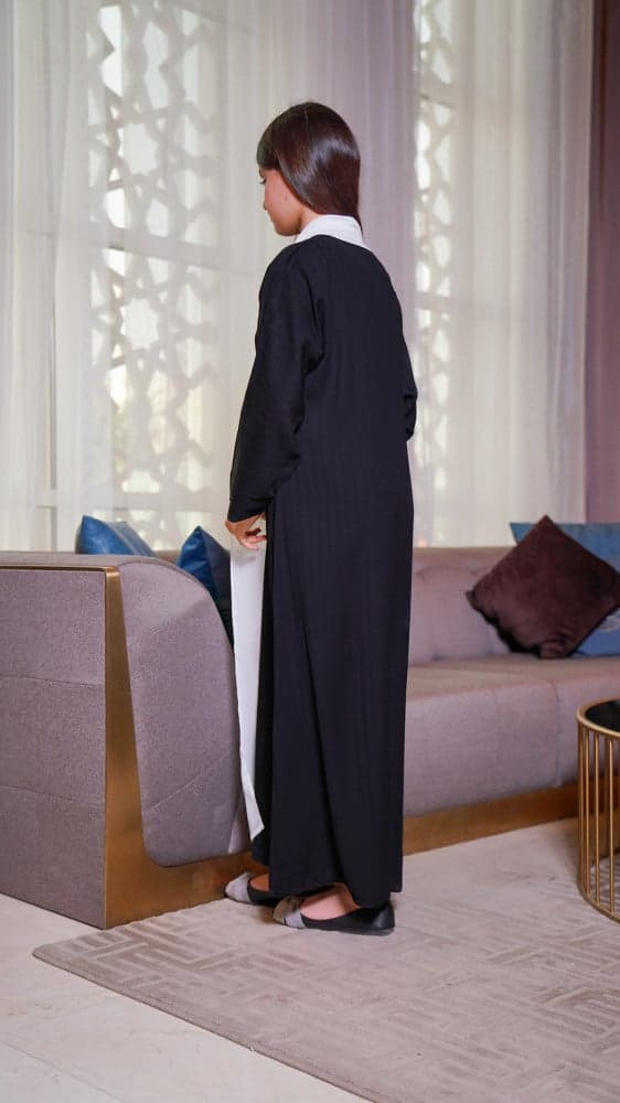 عباية بناتي سوداء ياقه بيضاء شيفون