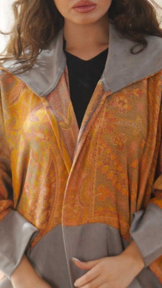 فروة شتوية بقبعة بلون رمادي