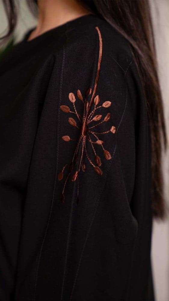 عباية بتطريز بني