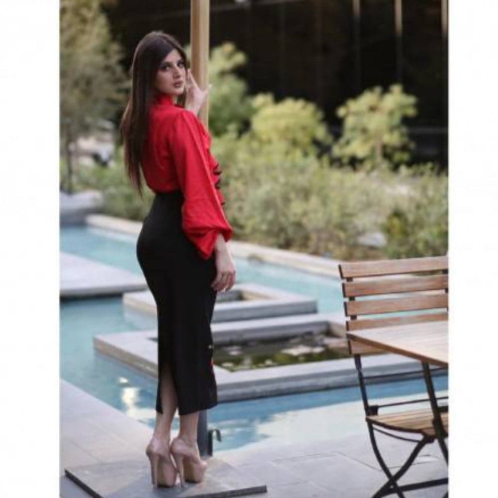 طقم بلوزة  احمر وتنورة اسود مطرزه