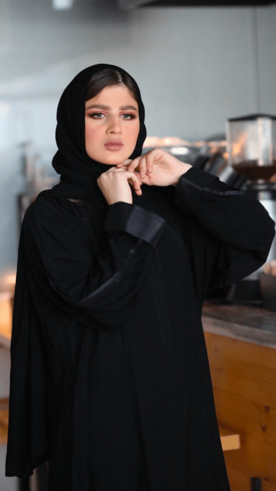 عبايه بأكمام من الشانتون