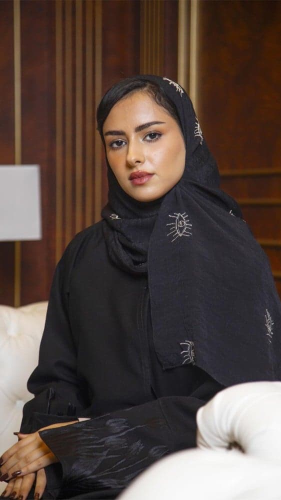 طرحة سوداء مطرزة