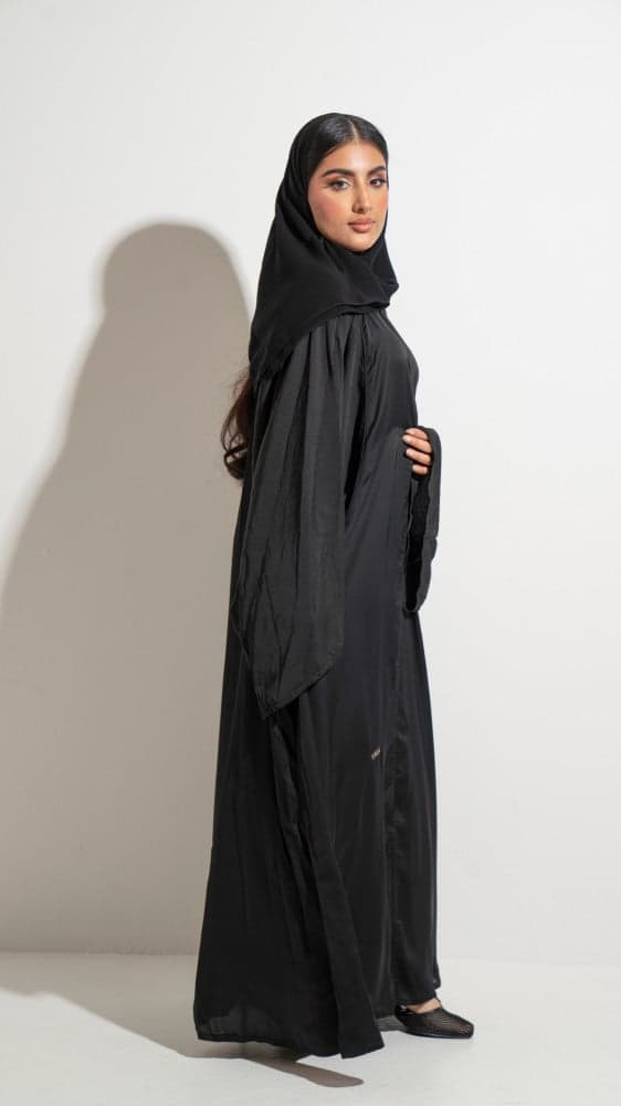 عباية بقصة اكتاف واسعه