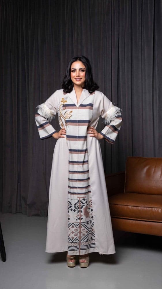 جلابية مطرزة مزينة باكمام ريش