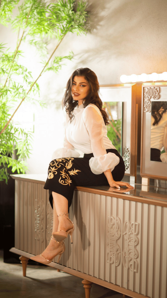 طقم بلوزة وتنورة مطرزة