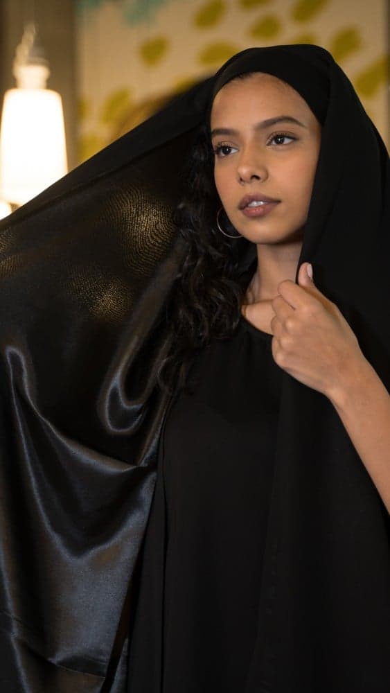 طرحة ربط أسود حرير