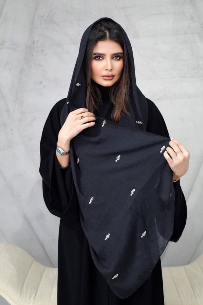 طرحة اسود بتطريز ابيض ناعم