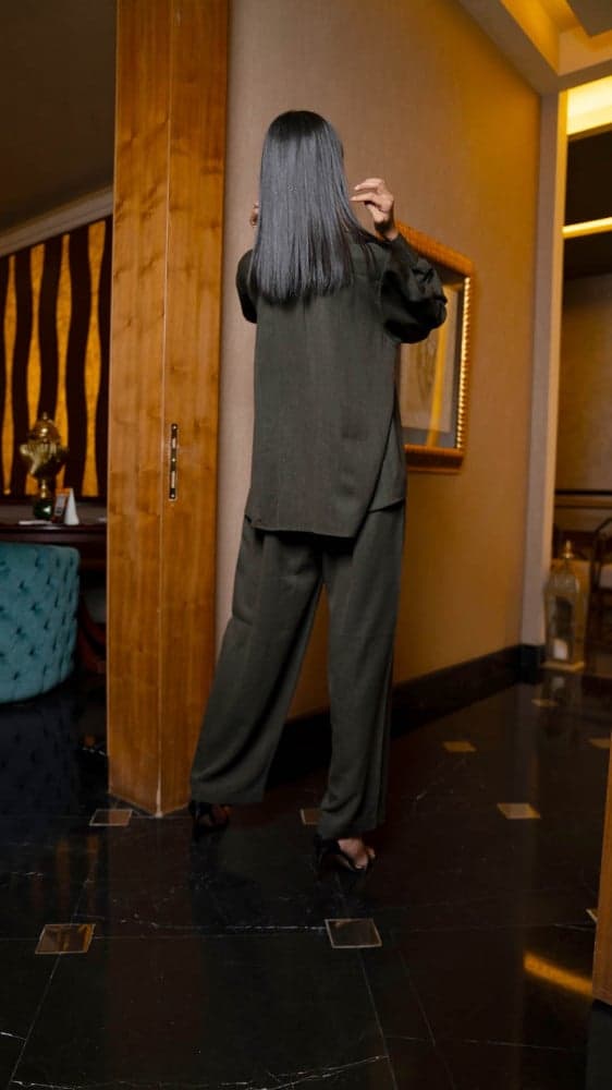 طقم قميص وبنطلون زيتي