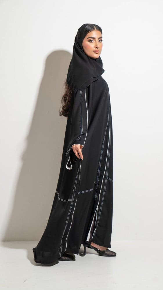 عبايه بخطوط بيضاء وطقطق واحد