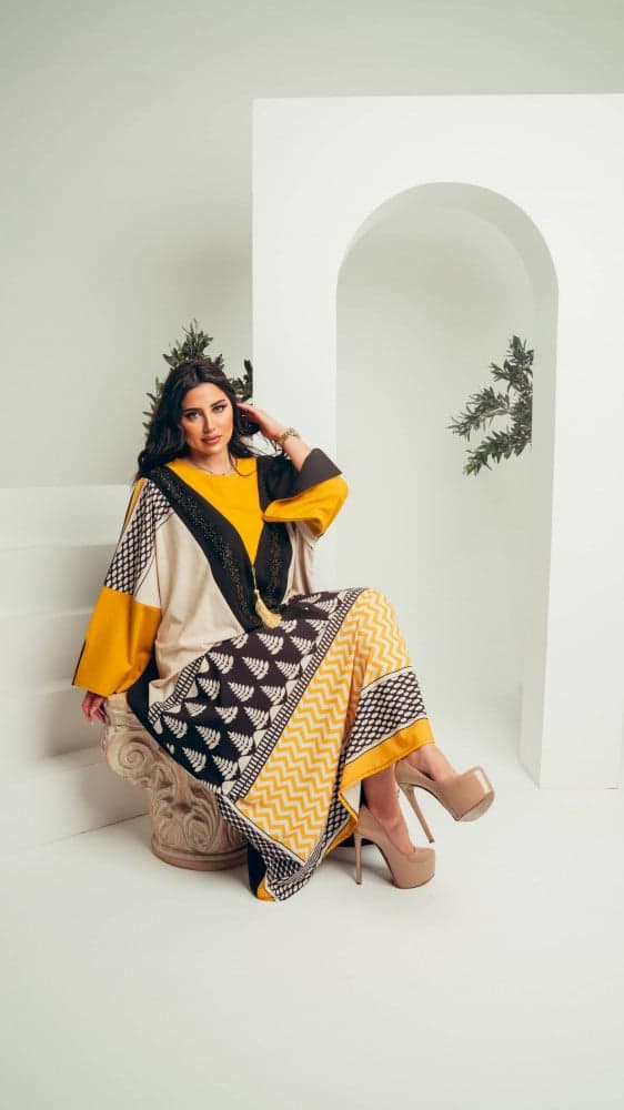 جلابية بلون اصفر وبيج