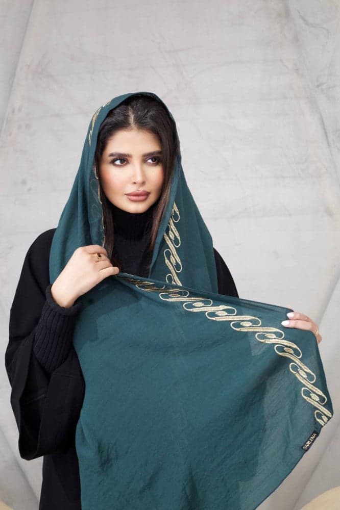 طرحة بلون زيتي وذهبي