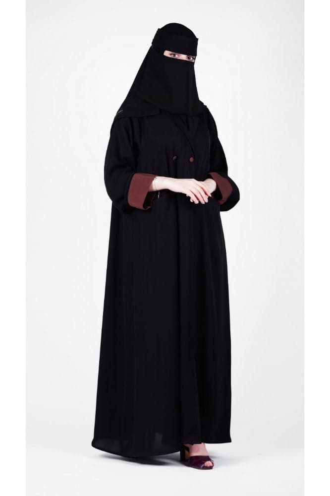 عبايه جاكيت مزينه باللون البني ولها جيوب