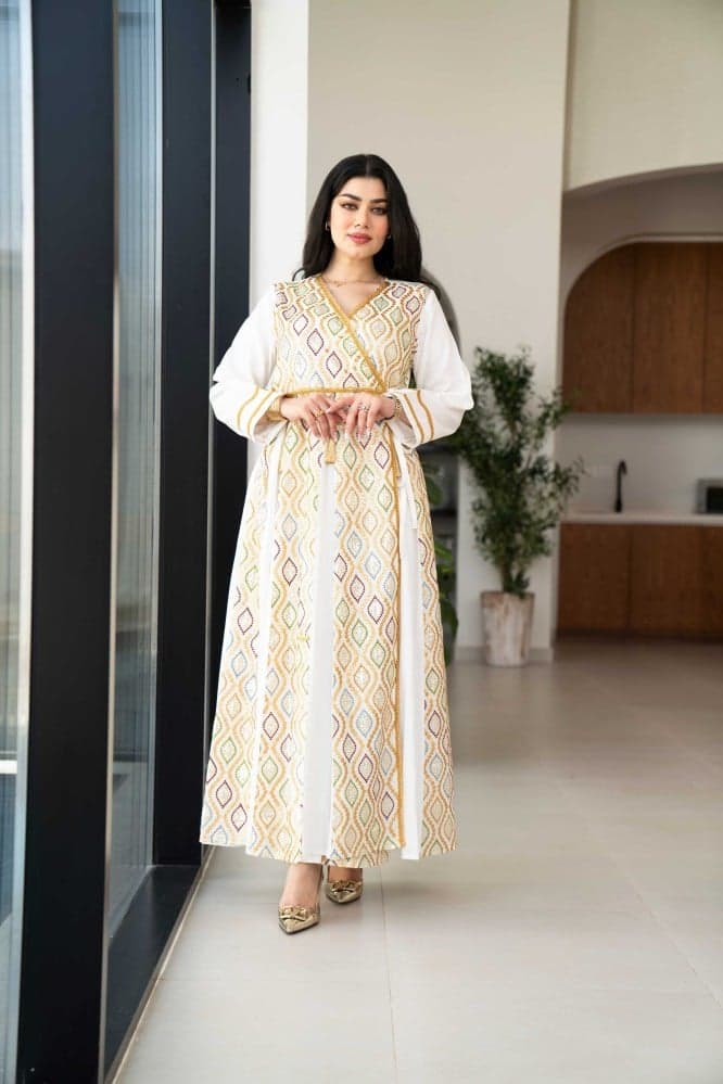 جلابية لف بلون ابيض مطرزة بذهبي