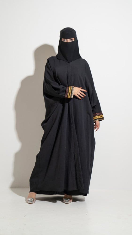 عباية سوداء باكمام  مطرزة سدو