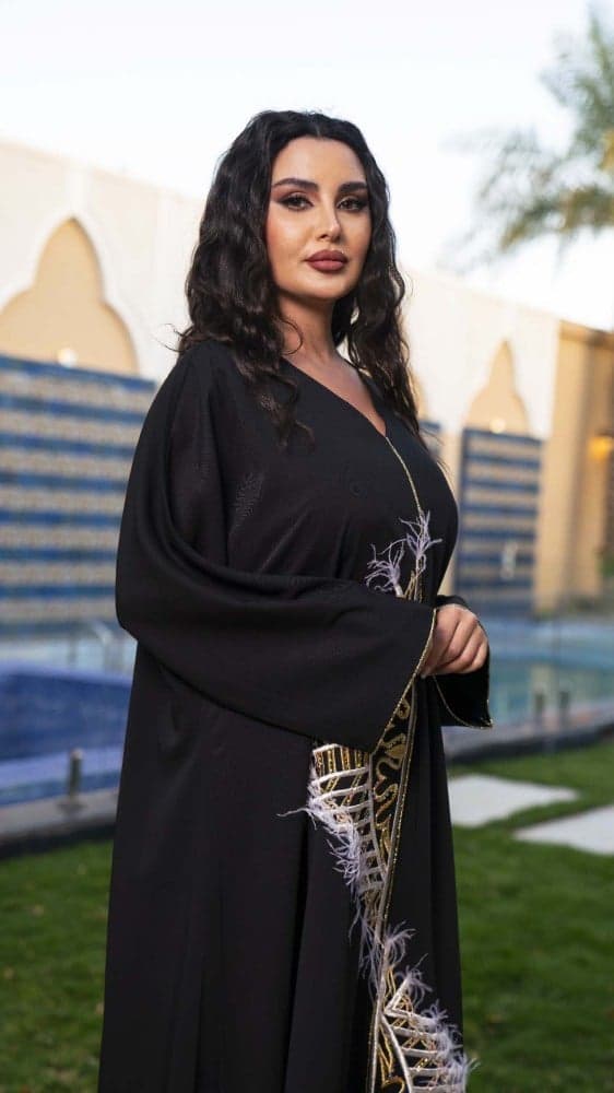 جلابية اسود مزينة بريش ناعم