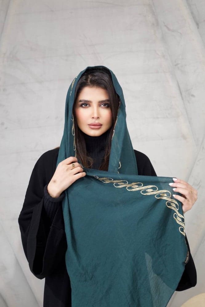 طرحة بلون زيتي وذهبي