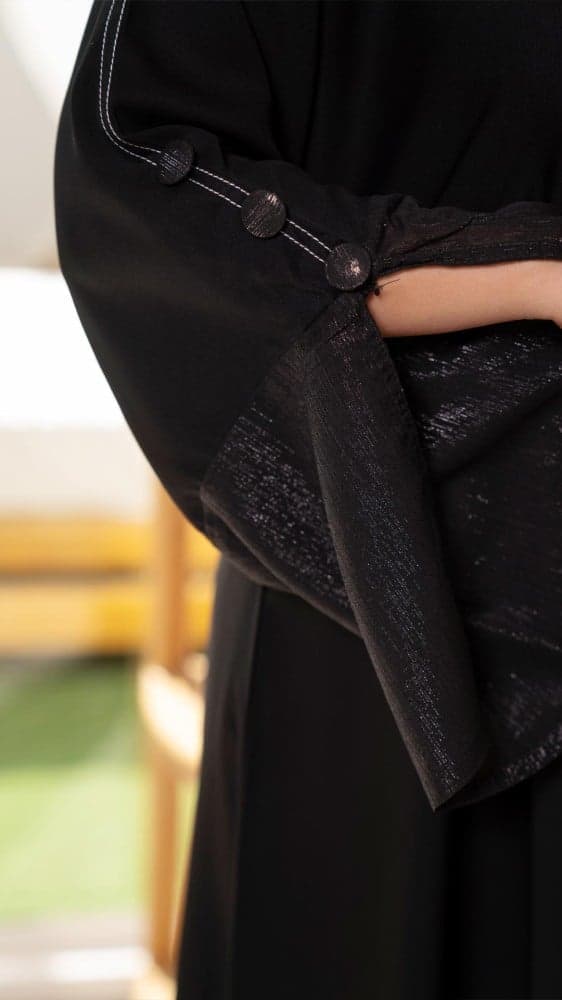 عباية باكمام لامعه مع الطرحة