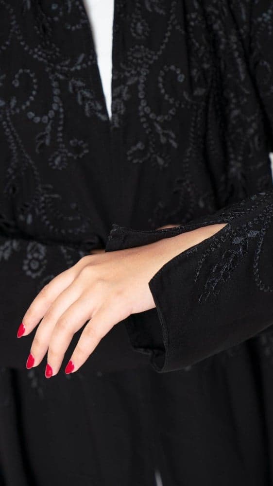 عباية مطرزة على الأكتاف