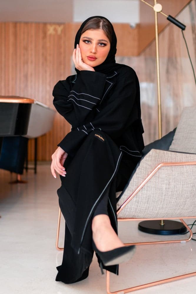 عباية جاكيت بخيوط بيضاء