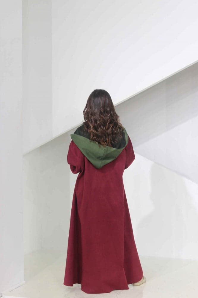 جاكيت عنابي بقبعه