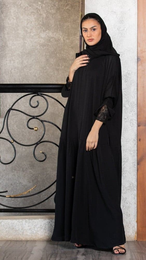 عبايه بكسرات سفليه و كم دانتيل