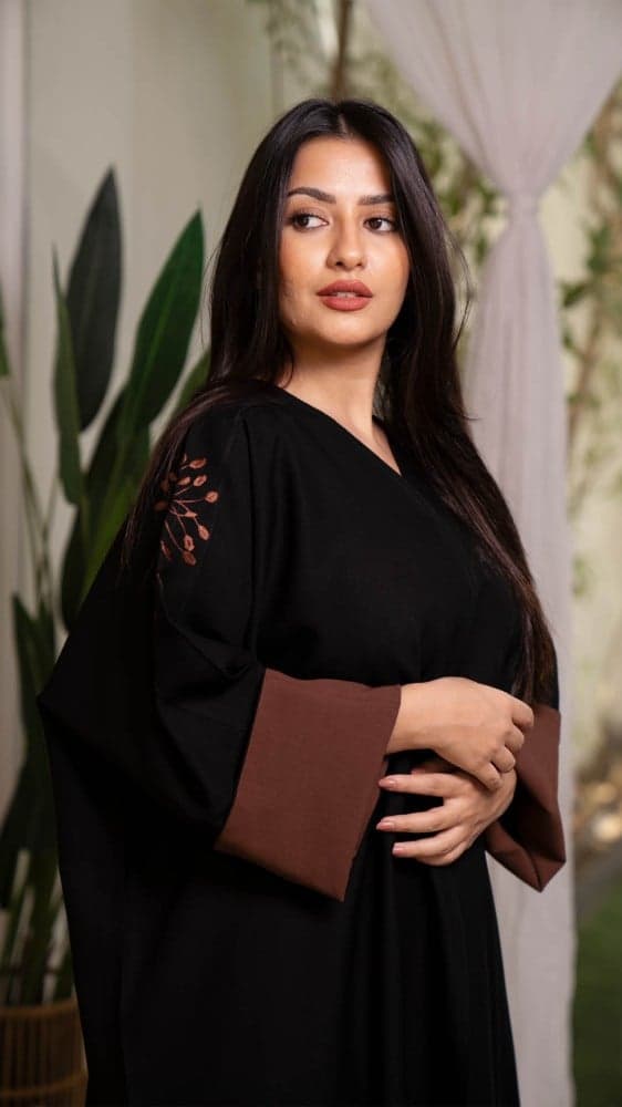 عباية بتطريز بني