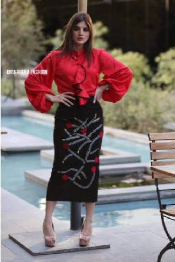 طقم بلوزة  احمر وتنورة اسود مطرزه