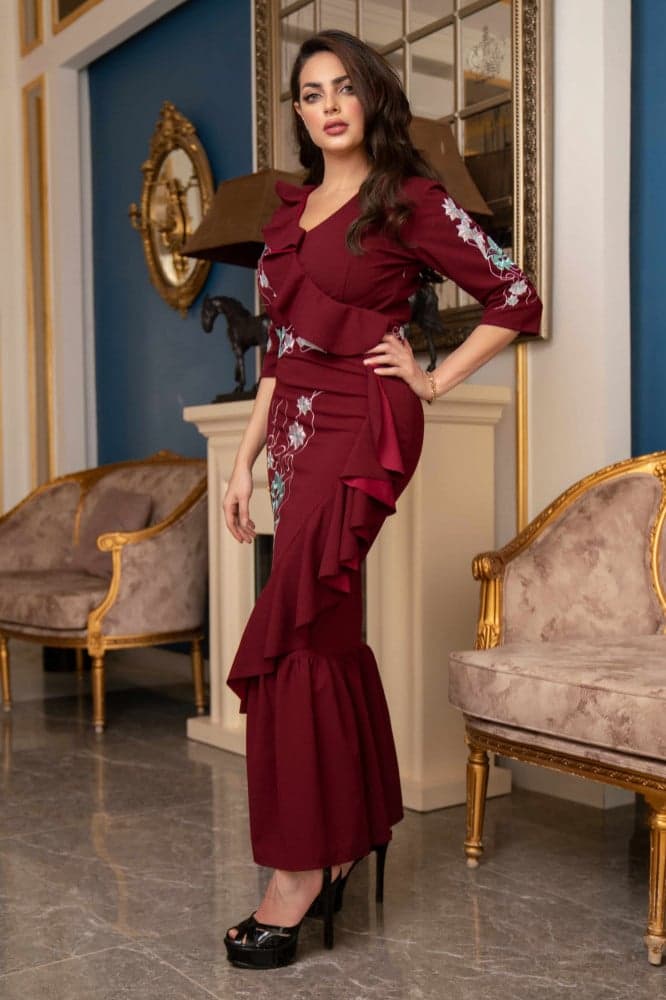 فستان عنابي مطرز