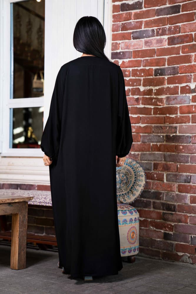 عباية بقصه على الصدر واكمام فرنسيه