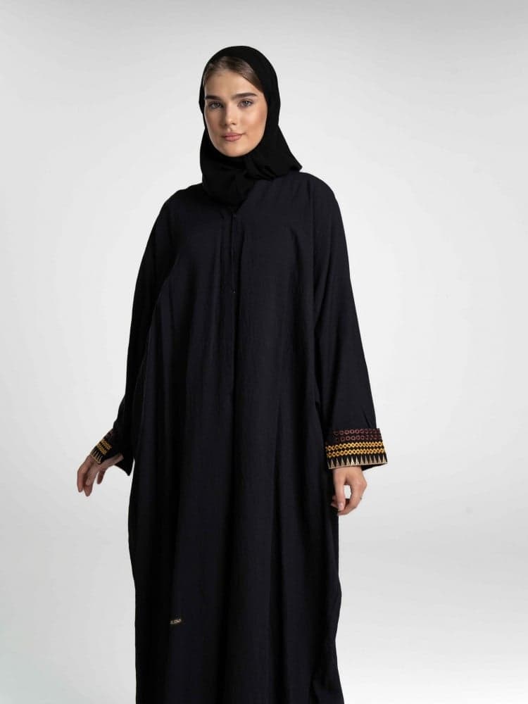 عباية سوداء باكمام  مطرزة سدو