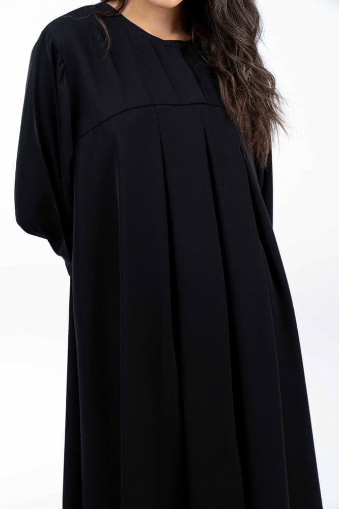 عباية بكسرات واكمام مطرزة باسود