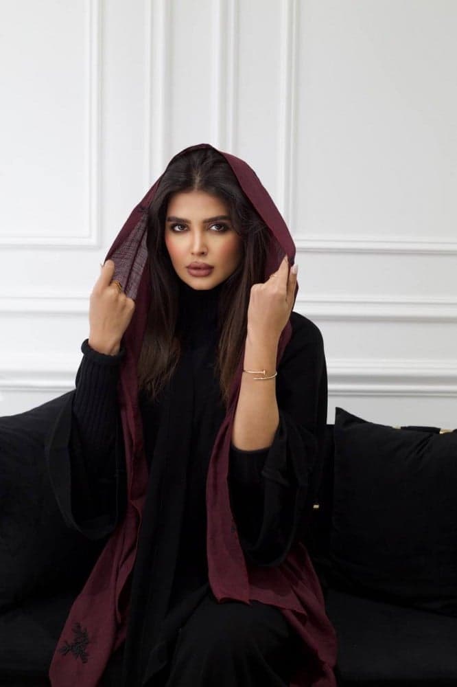 طرحة عنابي بتطريز اسود