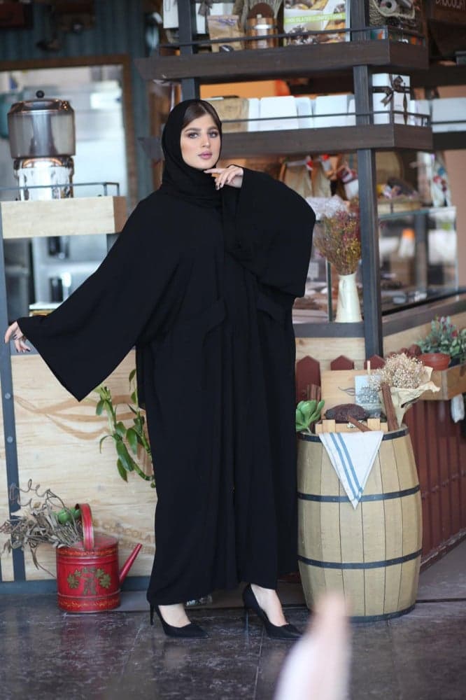 عباية بجيوب عملية وفضفاضة