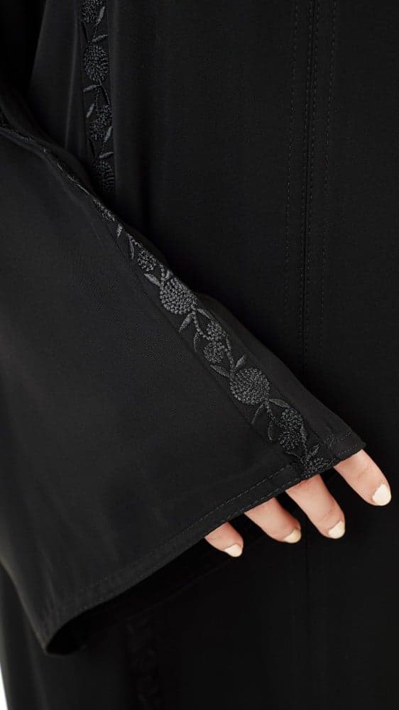 عباية بتطريز اسود