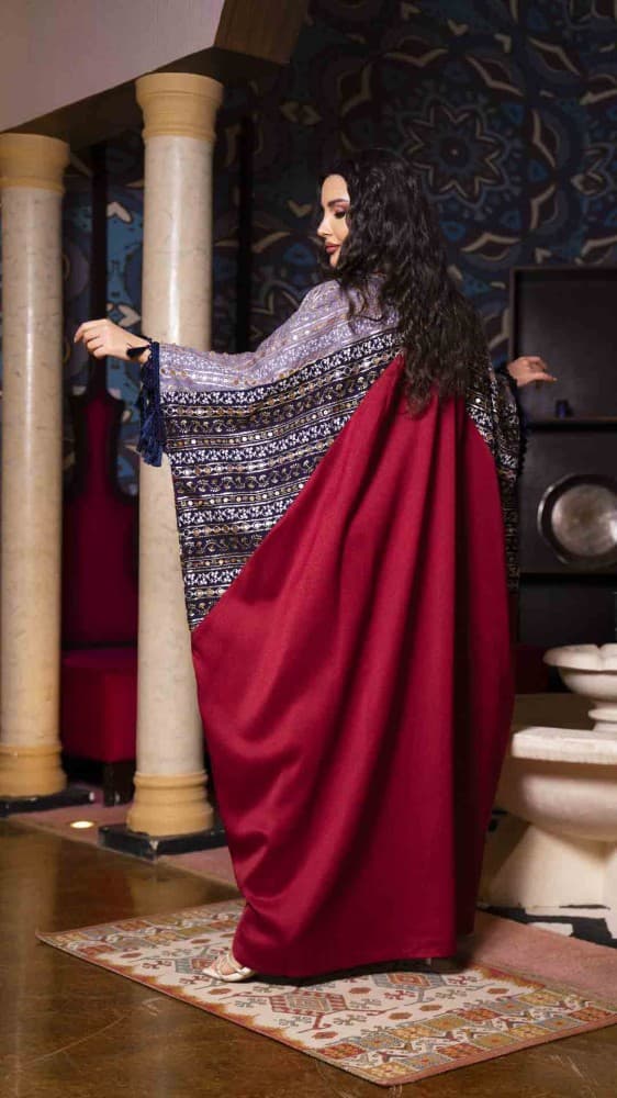 جلابية مطرزة بقصة واسعة