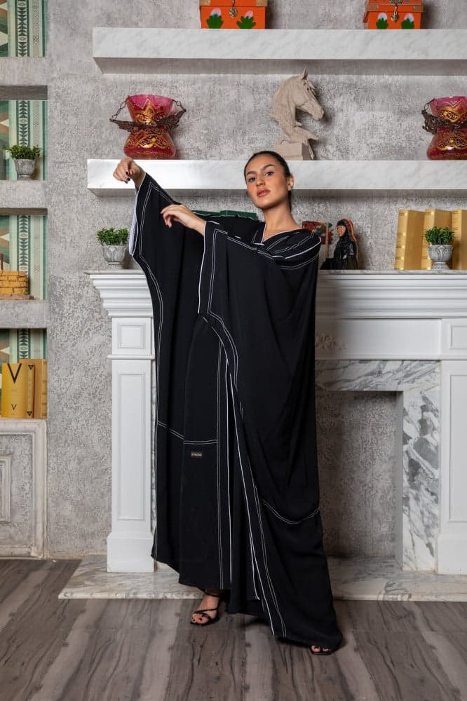 عبايه بخطوط بيضاء وطقطق واحد