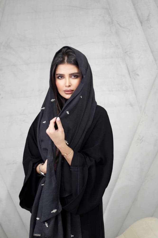 طرحة اسود بتطريز ابيض ناعم