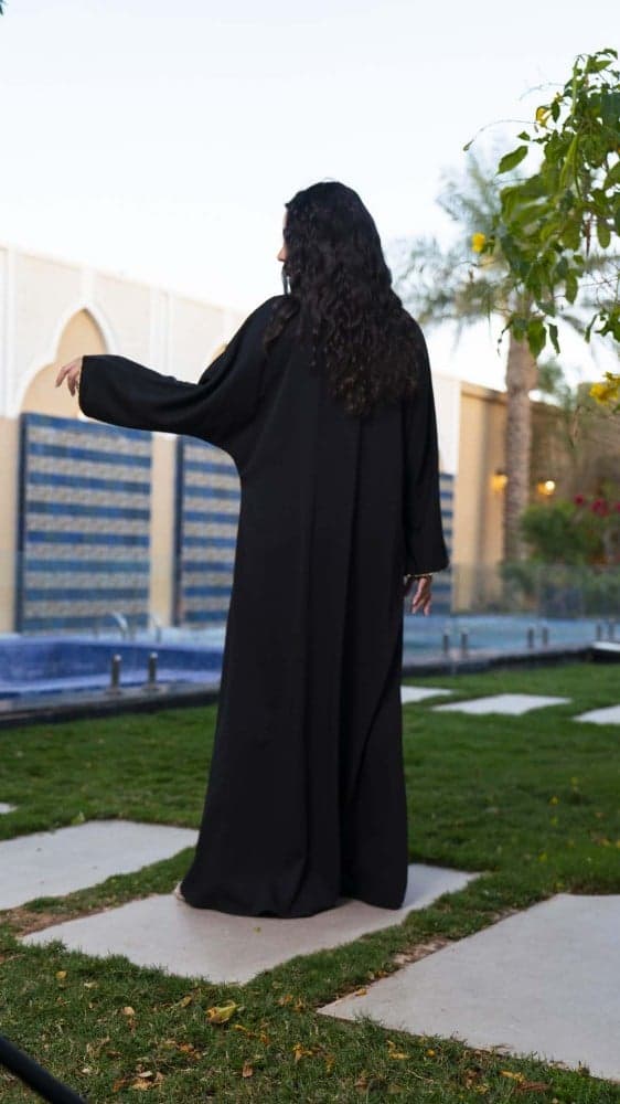 جلابية اسود مزينة بريش ناعم