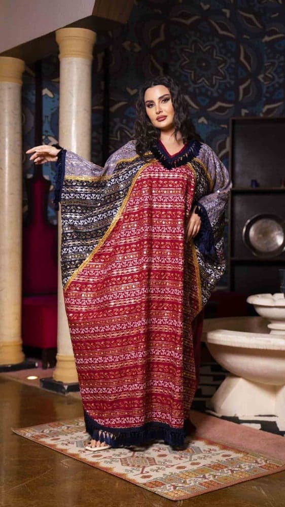 جلابية مطرزة بقصة واسعة