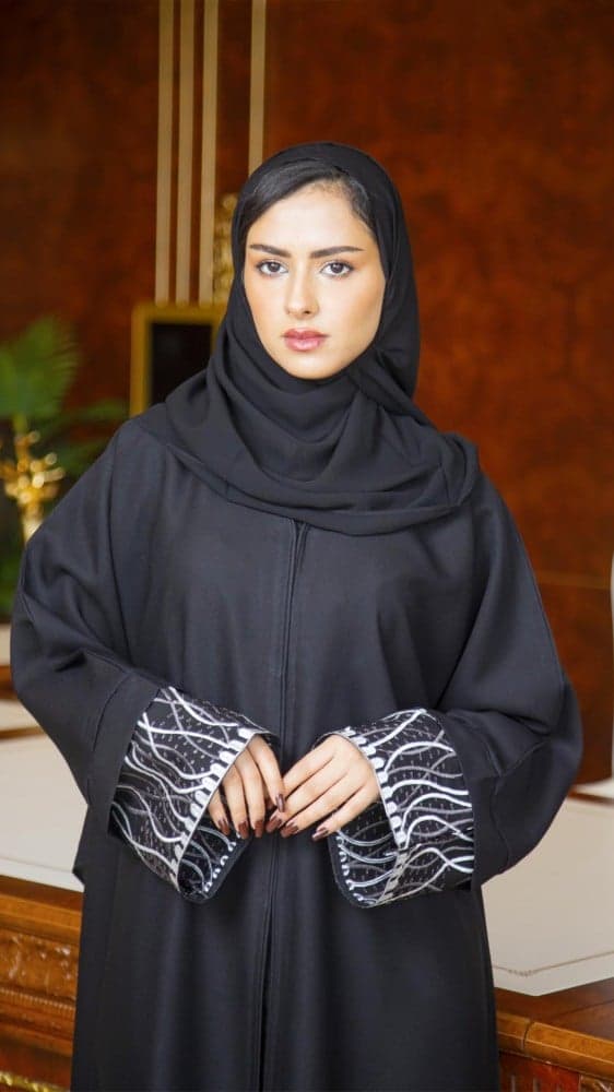 عباية مع 3 اكمام مطرزة