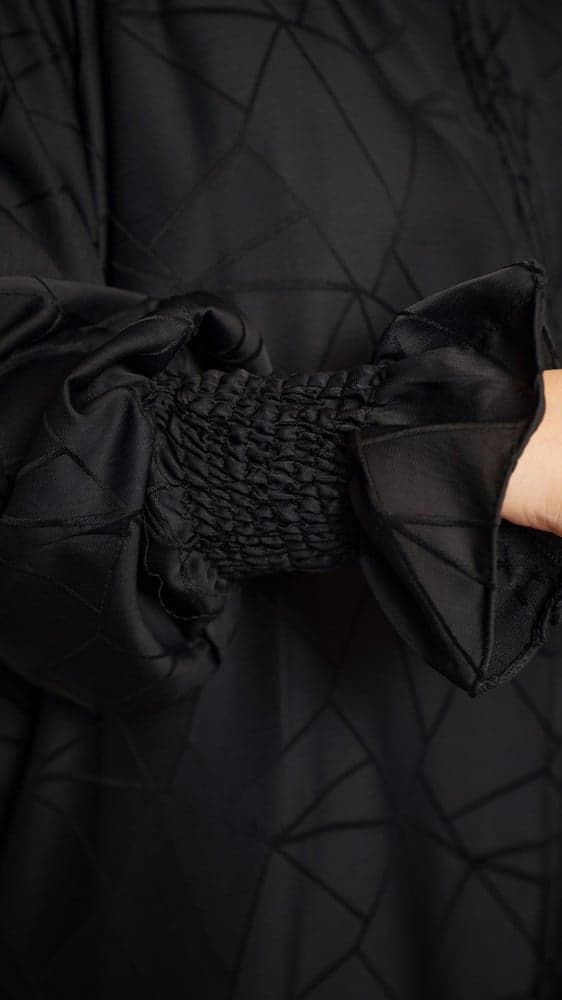 عباية سوداء فخمة برسوم هندسية و كسرات من الخلف