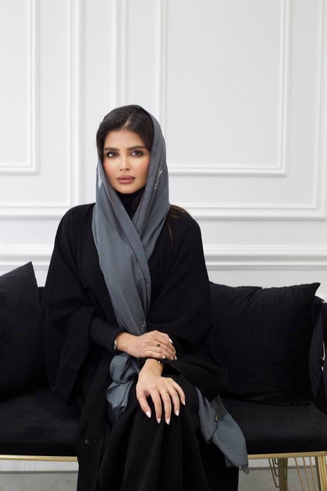 طرحة بلون رمادي مطرزة بأبيض